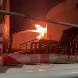 El impacto desató un incendio en la válvula superior de la cúpula de un tanque criogénico que supuestamente se encontraba fuera de operación.