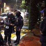 policías