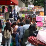 Padres de familia buscan útiles escolares en Centro de CDMX