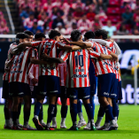 Jugadores de Chivas reunidos