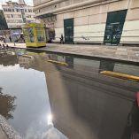 La acumulación de agua obliga a los usuarios a chapotear en encharcamientos.