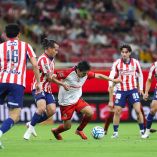 La afición de Chivas se rindió ante Gilberto Mora