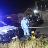 Personal del servicio forense trabaja en la zona donde fue asesinado el excampeón mundial Zolani Tete, en Mdantsane, Sudáfrica.