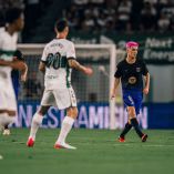 Pablo 'Gavi' abandona el campo tras sufrir una contusión en la rodilla durante el partido FC Barcelona vs Elche en el debut de LaLiga 2026/27.
