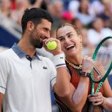 Novak Djokovic y Aryna Sabalenka durante su partido de dobles mixtos en el US Open frente a Henry Patten y Kateřina Siniaková.