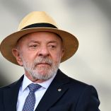 Lula da Silva viste traje y sombrero durante las celebraciones del Día del Soldado en la sede del Ejército brasileño en Brasilia.
