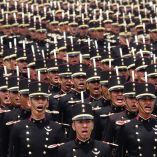 En reconocimiento a los graduados se realizó el disparo de una salva de Fusilería y los cadetes en formación desfilaron en el Patio de Honor del plantel.