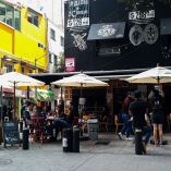 Un joven aseguró que fue golpeado durante más de 10 minutos dentro del baño del bar.