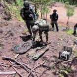 Durante el despliegue táctico, elementos del Operativo Dragón, Defensa y Guardia Nacional localizaron 19 cartuchos explosivos EMULEX y dos uniformes con camuflaje.