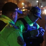 Agentes de la Policía Nacional de Perú durante labores operativas nocturnas.