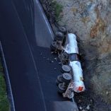 Una pipa de doble remolque volcó sobre la Carretera Federal México 2, tramo Imuris a Cananea, en Sonora, derramando mil 200 litros de ácido sulfúrico.