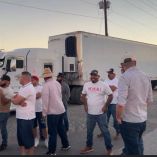 Un grupo de traileros de transporte de carga bloqueó este jueves la garita comercial entre Mexicali y Calexico, California.