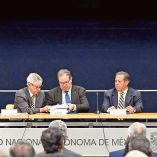 El rector de la UNAM, Leonardo Lomelí (en medio), y expertos que analizaron examen presencial.