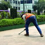El sábado 29 de agosto, trabajadores colocaron sellador de poliuretano en el piso del andador peatonal.
