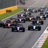 Autos de Fórmula 1 durante una carrera.