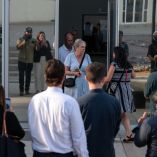 Padres de Jake y Callum Robinson salen de la corte en Ensenada tras la primera audiencia del juicio por el asesinato de los surfistas.