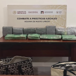 Paquetes asegurados son exhibidos sobre una mesa en la Aduana de Nuevo Laredo, Tamaulipas, durante un operativo de autoridades.