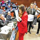 Paloma Sánchez, senadora priista le muestra expedientes al legislador Enrique Insunza.