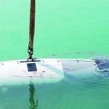 La nave tiene unos 5.8 metros de eslora y pesa cerca de tres toneladas. Puede operar bajo el agua hasta diez días.