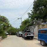 Los familiares intentaron golpear a la madre que asesinó al menor, pero los agentes de la policía la detuvieron y la trasladaron para ser puesta a disposición del ministerio público.