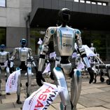 El robot Agibot A3 participó en la protesta contra el uso descontrolado de la IA.