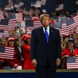 Trump pidió a sus votantes imaginar que él figura en la boleta de noviembre.
