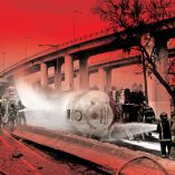 Bomberos apagan las llamas que cubrieron a la pipa que estalló en llamas el 10 de septiembre de 2025.