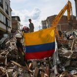 Los restos de viviendas derrumbadas permanecen visibles un mes después del terremoto en Colombia.