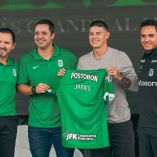 James Rodríguez posa con la camiseta del Atlético Nacional en su presentación oficial.