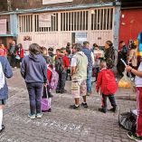Niños de educación básica a la entrada a su plantel escolar.