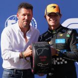 Norris recibió el premio de la 'pole position' de parte de Diego Simeone, director técnico del Atlético de Madrid
