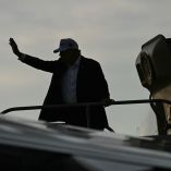El presidente de EU, Donald Trump, en un avión