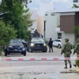 Aseguran viviendas, armas y autos blindados en privada donde vive Rocha Moya