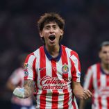 Sandoval festeja su doblete ante los Pumas