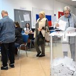 Habitantes rusos ejerciendo su derecho al voto en Moscú.