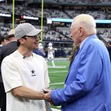 Pato O'Ward con Jerry Jones, gerente general de los Cowboys, antes del encuentro