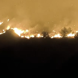 Más de 250 brigadistas, bomberos de Bogotá y helicópteros militares combaten las llamas para frenar su avance a la zona urbana.