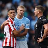 Granit Xhaka (izq.) es investigado en Suiza después de confesar que entregó un certificado falso de Covid-19.