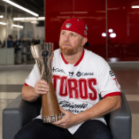 Justin Turner habló durante la visita de los campeones de la Serie del Rey a Grupo Imagen y dejó abierta la posibilidad de regresar con Toros de Tijuana en 2027.