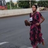 Ramabai Ranveer durante la carrera que ayudó a los estudios de sus hijas.