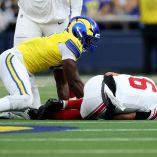 La lesión en la rodilla que padece Jaxson Dart resultó más severa de lo esperado. Requiere de una cirugía que pone fin a su campaña en la NFL.