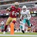 Kyle Juszczyk (44) logró una de las anotaciones de seis puntos con las que San Francisco 49ers mantuvo su paso invicto en la NFl al vencer a los Miami Dolphins.