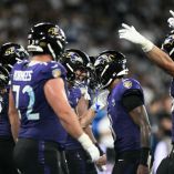 Los jugadores de los Baltimore Ravens celebran la victoria en el primer partido de la NFL en Río de Janeiro, en el legendario campo de Maracaná.