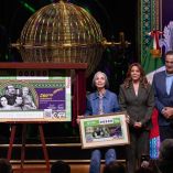 Presentación del billete conmemorativo de la SOGEM junto a la esfera de sorteos de la Lotería Nacional durante un acto oficial.