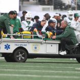 Momento en el que Jayden Reed abandona el emparrillado después de sufrir la lesión en el cuello en el juego de Packers ante Jets en la semana 2 de la campaña de la NFL.