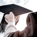 De acuerdo con el informe Panorama de la Educación 2026, solo el 22% de los adultos en México posee educación superior, frente al 43% del promedio de la OCDE.