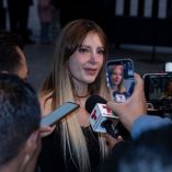 Imelda Tuñón habla ante reporteros y micrófonos durante una entrevista sobre su situación legal.