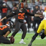 Andre Szmyt (25) conecta la patada de 56 yardas cuando el tiempo expiraba para darle la victoria a Cleveland Browns.