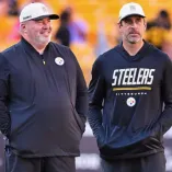 Aaron Rodgers y Mike McCarthy discuten en el juego ante los Browns