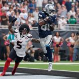 CeeDee Lamb se quedó a cuatro recepciones del récord de un partido de la NFL con 21 completados.